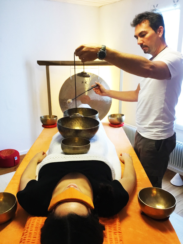 Michael Lüdi Klangtherapeut während Behandlung