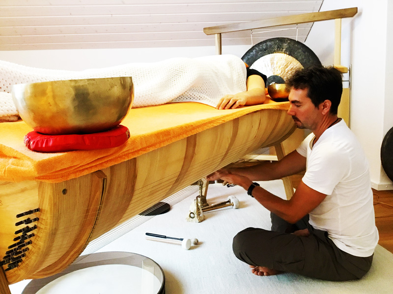 Behandlung mit dem Liegemonochord