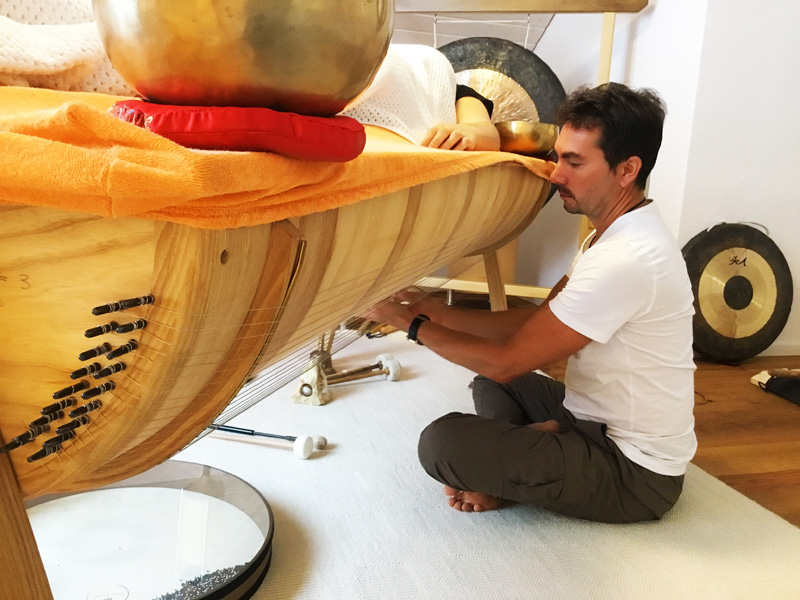 Behandlung mit Monochord Klangliege