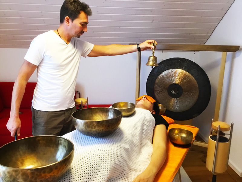 Klangtherapie mit Glocke und Zimbel